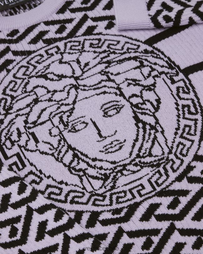 lila suéter con medusa y greca Versace niños ropa V26001995